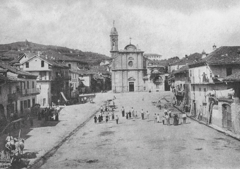 Foto d'epoca della piazza di Canale nel Roero