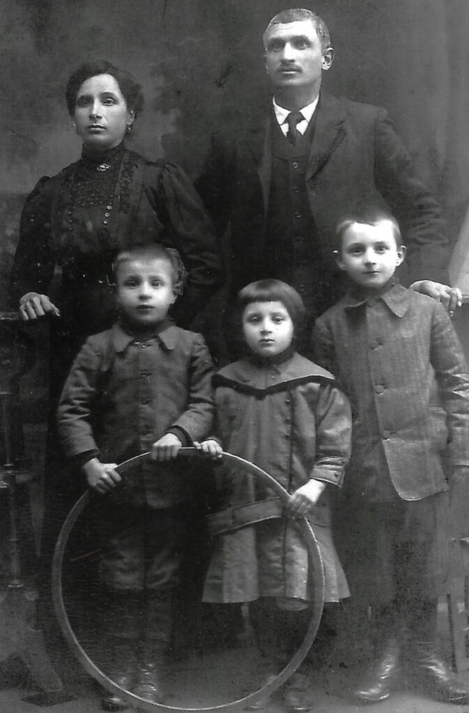 Ritratto di famiglia della famiglia di origine di Tommaso Demarie, il primo da destra.