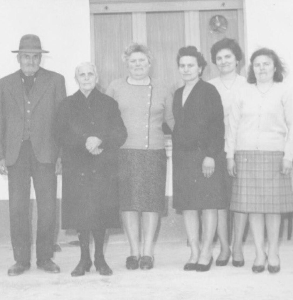 Le donne della famiglia Pagliasso con il padre, Valle Sanche, nel Roero