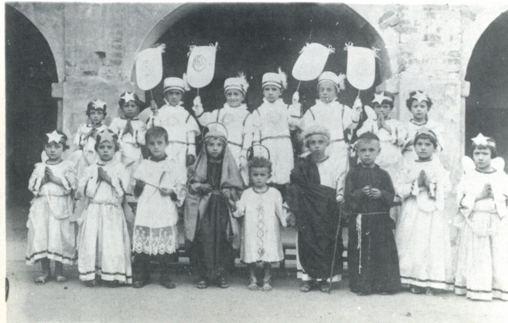 Foto d’epoca dei bambini dell'asilo nel quadro vivente al Congresso Eucaristico zonale del 3 agosto 1924.